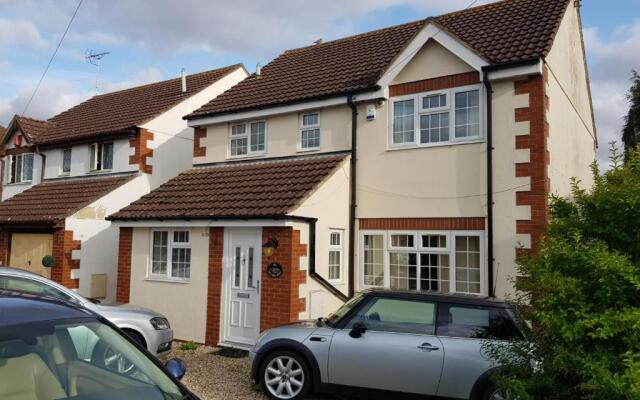 Spacious Swindon 5 bedroom house - sleeps up to 10