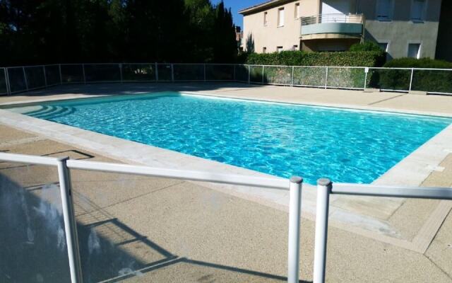Apartment With 2 Bedrooms in Villeneuve-lès-avignon, With Pool Access,