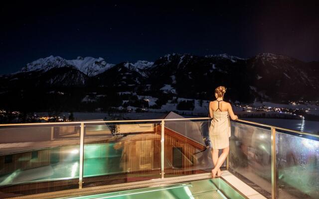 Luxury Chalet With Pool and Sauna Near Ski Lift