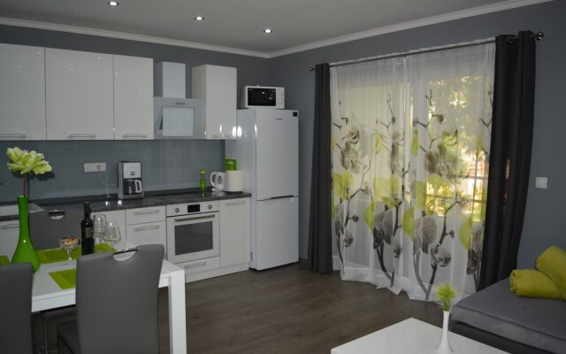 Green-beautiful Modern Apt. With Balcony & Garden