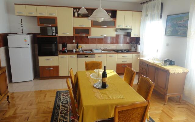 Apartment Tomi - with large terrace (60m2): A1 Trogir, Riviera Trogir