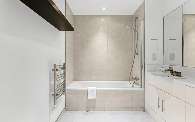 Stylish Flat In Battersea Reach