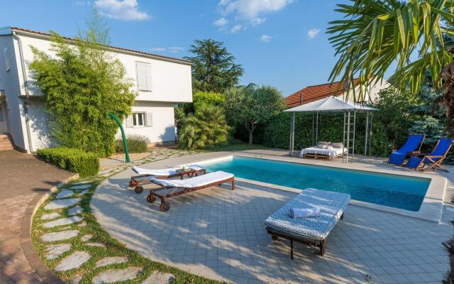 Villa in Ibenik With Swimming Pool