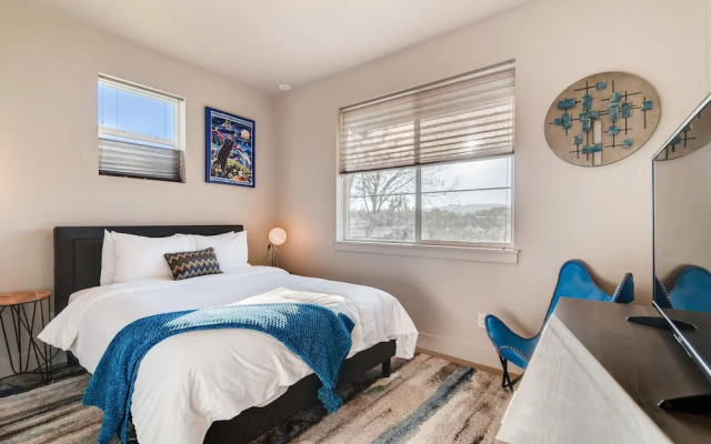 Fancy Townhome Near Old Town, Breweries and River!