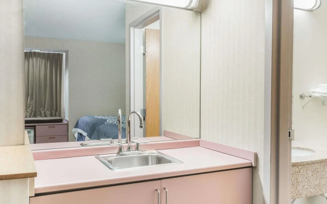 Days Inn & Suites by Wyndham Boardman