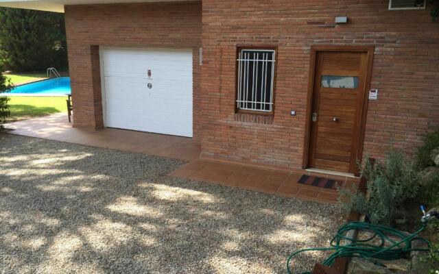 apartamento aislado jardín y piscina