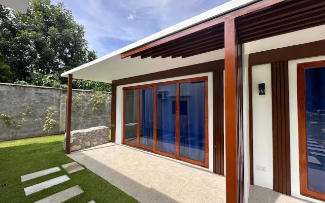 Bluewaves Hostel & Villa Panagsama by Hiverooms