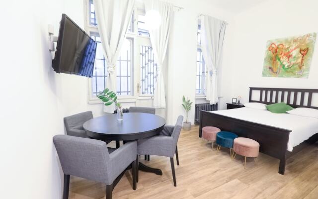 Central Studio and Apartments Pilvax köz