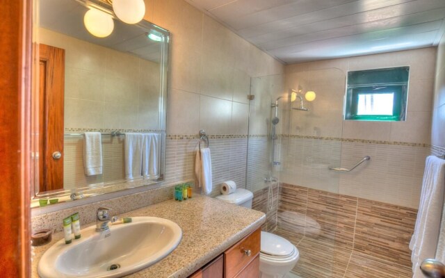 Incredible Oceanfront 3 Bedroom Apartment S-b201