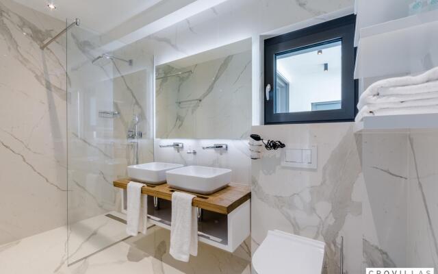 Pax in Sutivan with 3 bedrooms and 3 bathrooms