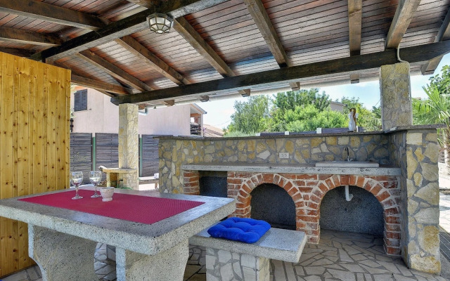 Quaint Holiday Home in Liznjan With Pool