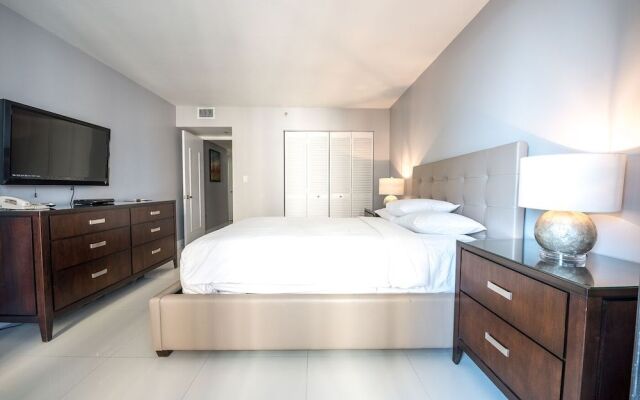 Sea-view Romantic Suite Minutes From the Beach