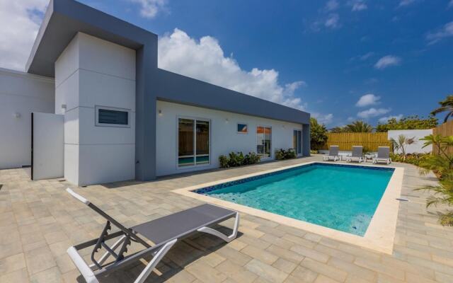 Luxurious Oasis Mins to Beach King Beds Pool