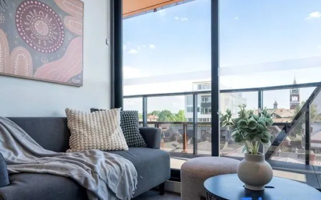 Modern 2B Apt with Views Near Swinburne University – Balcony – Melbourne