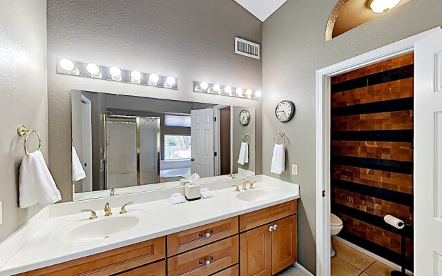 747 Phoenix - 4 Br Home