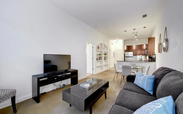 Hip Downtown Suite by AustinStays