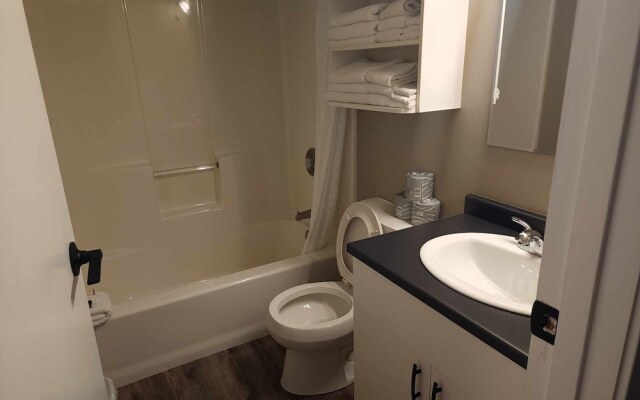 Creston Hotel & Suites