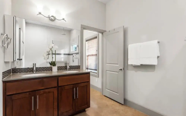 Chic & Homey 3BR Close to Downtown