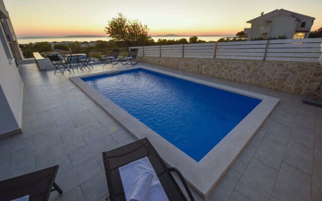 Funtastic C Apartment with Pool and Terrace