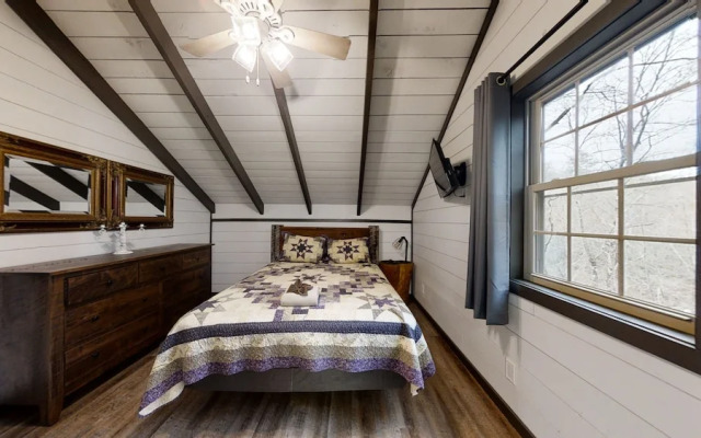 Bigfoots Hideaway 1 Bedroom Cabin by RedAwning