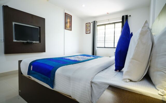 OYO 9932 Hotel Half Moon Residency