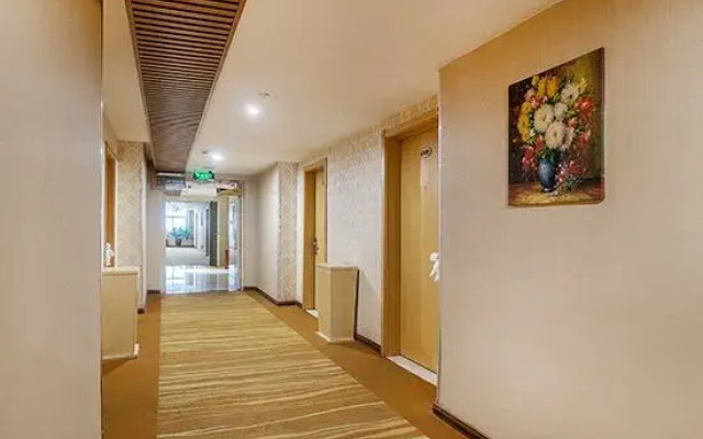 Wansheng Garden Hotel (Xinyang Luoshan Xiya Libao Plaza Branch)