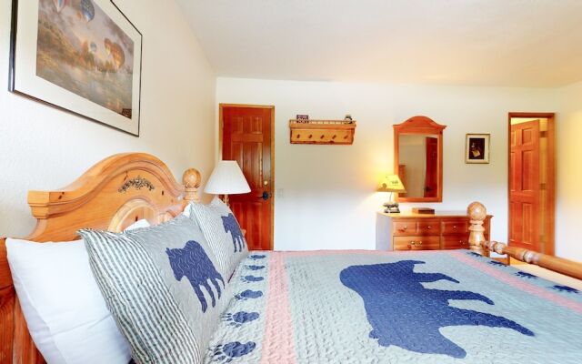 Rainbow Villas 1 Charming Boutique complex, Dual Master Suites, Forest Mountain Views by RedAwning