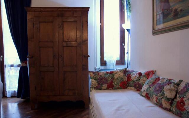 Luxury central flat river view