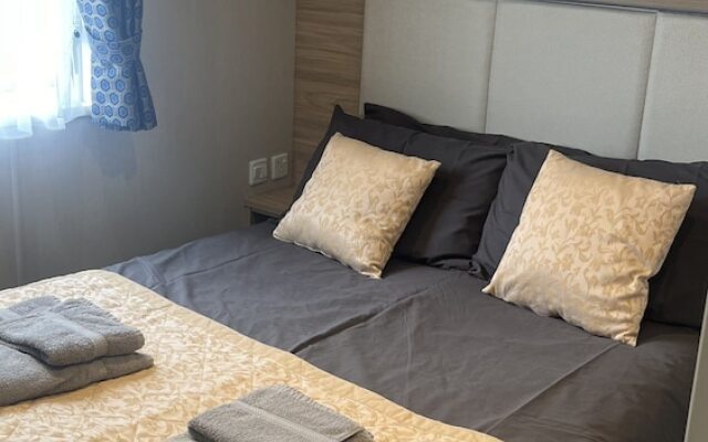 Cosy 3-bed hot tub Lodge in Pr3