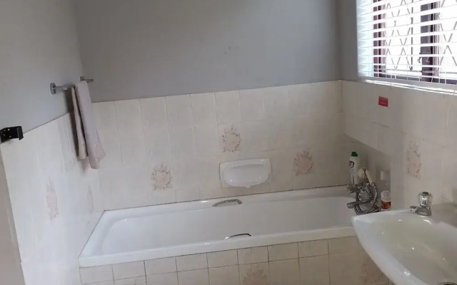 Crest Farm - Self-catering 2-bedroom, Wi-fi, Views, Swiming Pool