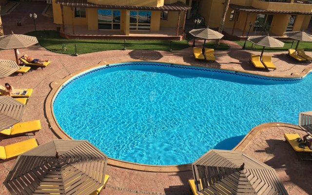 Pool View Apart At British Resort 1334