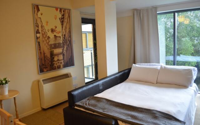 MetroStays - Riverside Apartment