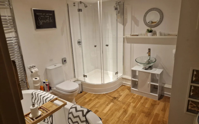 Lakeviews/quietness/parking/longstays/4guests