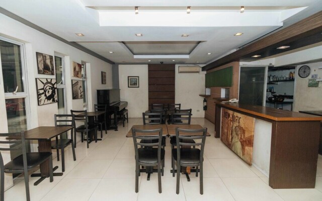 RedDoorz near Quezon City Circle