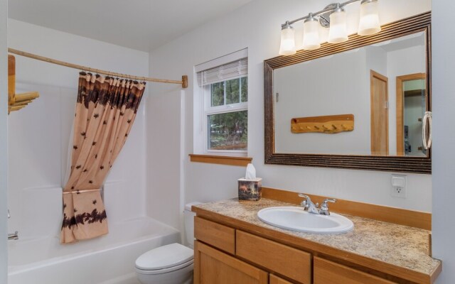 Just Plain Getaway 3 Bedroom Home by NW Comfy Cabins by RedAwning