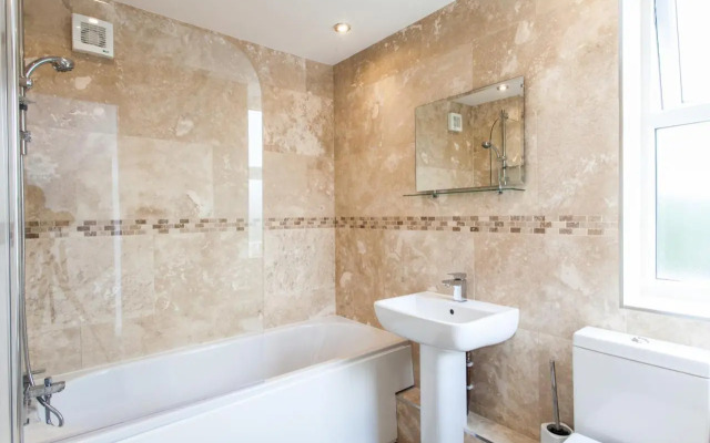 Superb Detached Coach House in Peaceful Location!