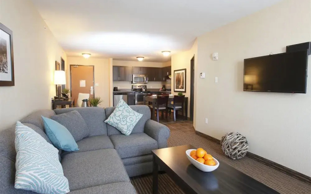 Pomeroy Inn & Suites at Olds