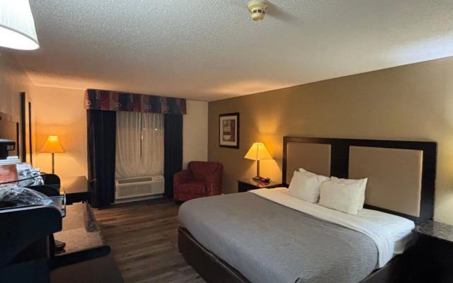 Quality Inn & Suites Woodstock near Lake Geneva