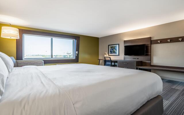 Holiday Inn Express and Suites-Platteville by IHG