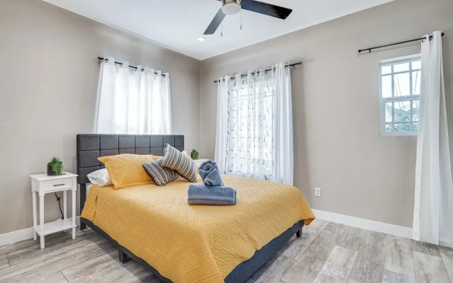 7 Mi to Downtown: East Los Angeles Apartment
