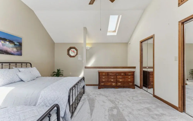 Niagara Falls Getaway: Perfect Place To Unwind 2 Bedroom Home by RedAwning
