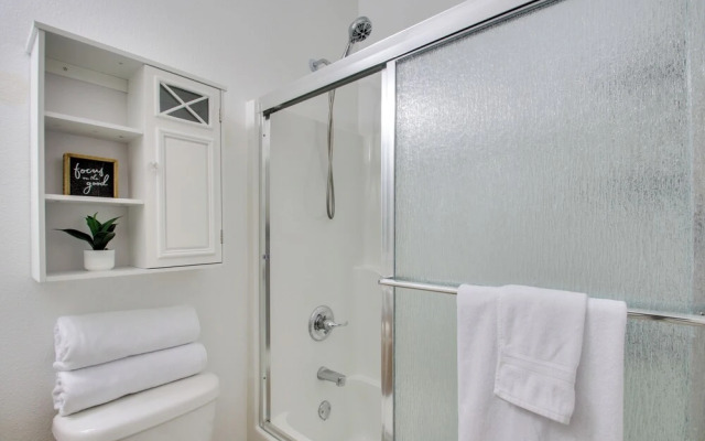 Downtown Pensacola Vacation Rental w/ Yard!