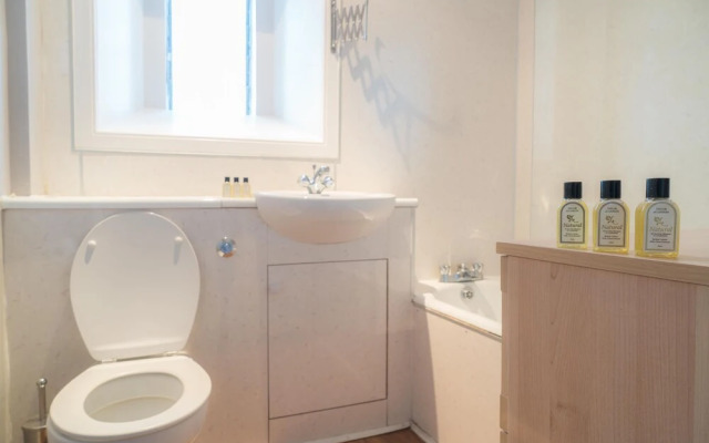 Queen St: Superb Penthouse Flat W/roof Terrace