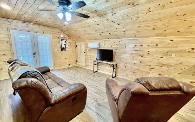 Double L Ranch 1 Bedroom Farmhouse by RedAwning