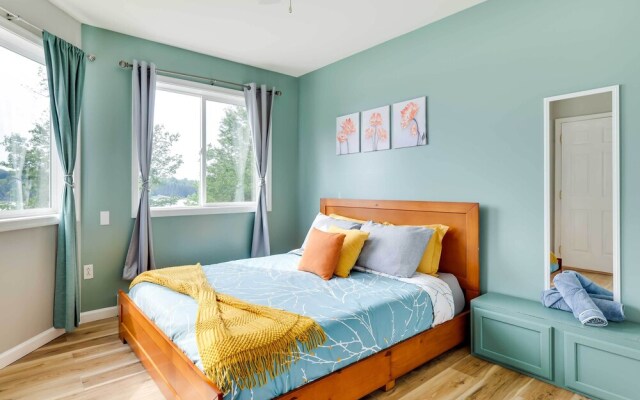 Stunning Tobyhanna Home w/ Lake Access + Kayaks!