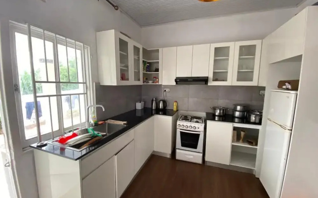 Captivating 4-bed House - Garden & Free Parking