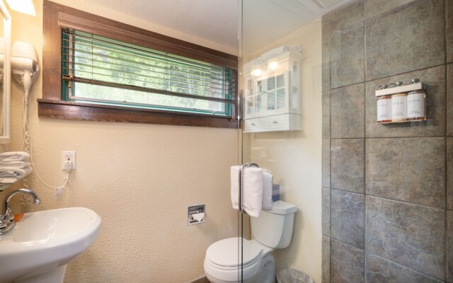 Manitou Lodge 7 Hotel Room by Alpine Lodging Telluride