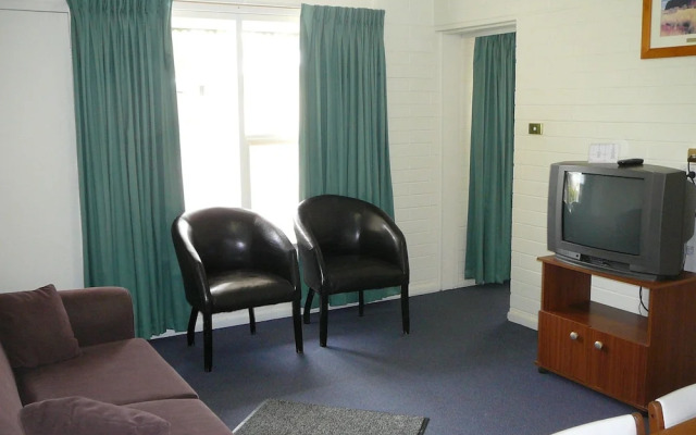 Oval Motel