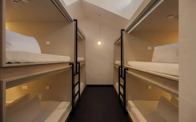 BEAT. 1932 Hostel at Chinatown