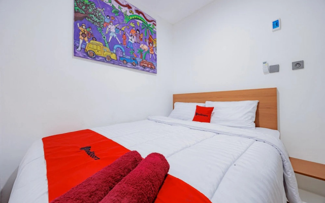 RedDoorz Plus Syariah @ Limus Nunggal – Guest Rooms – Ciangsana